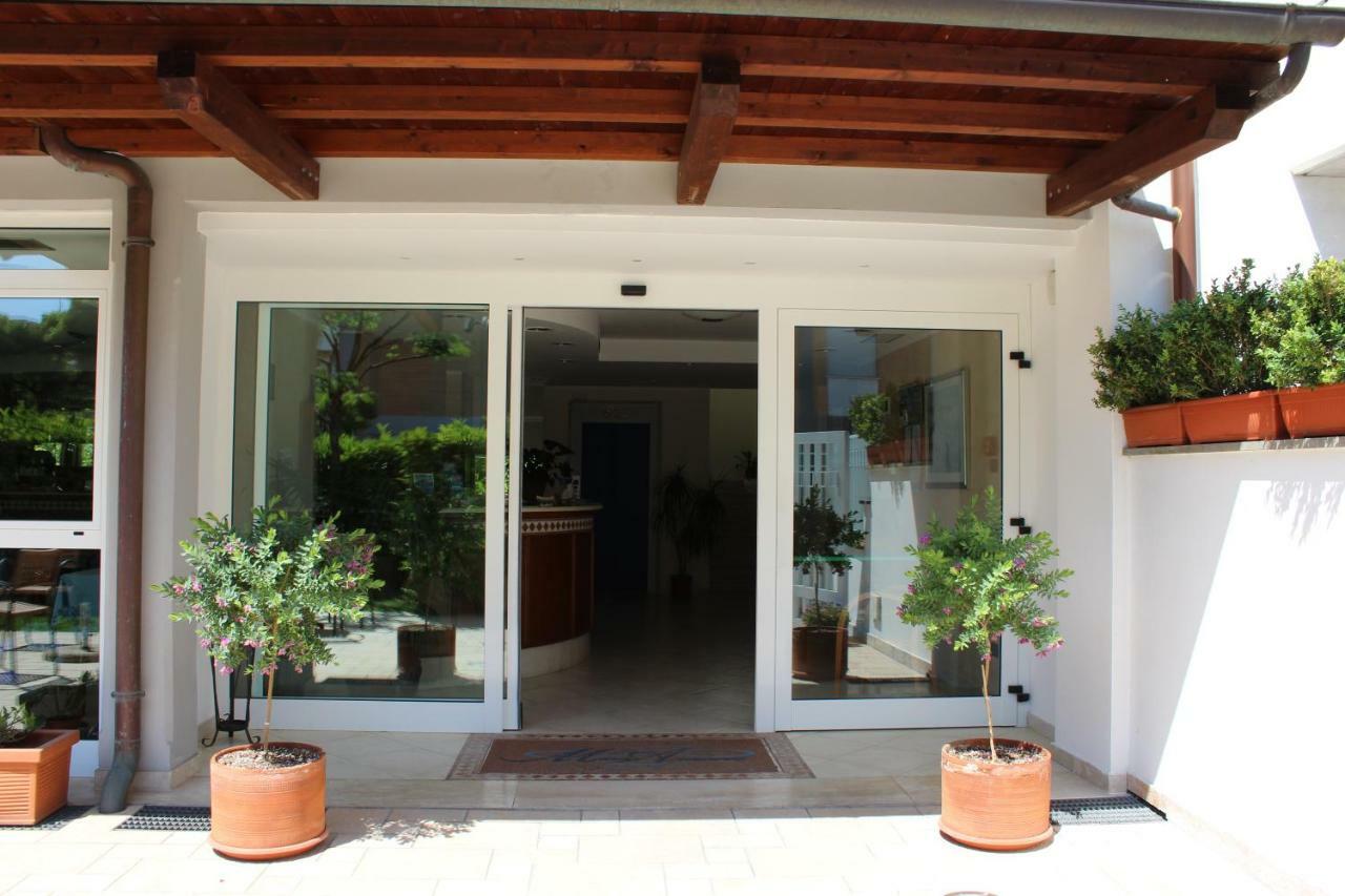 Hotel Mare Azzurro Terracina Exterior foto